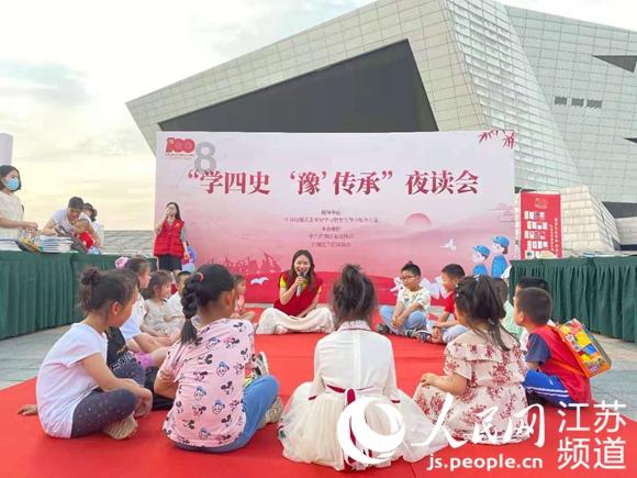 河南一地多人持棍棒、皮带当街殴打一男子,派出所:正在调查中